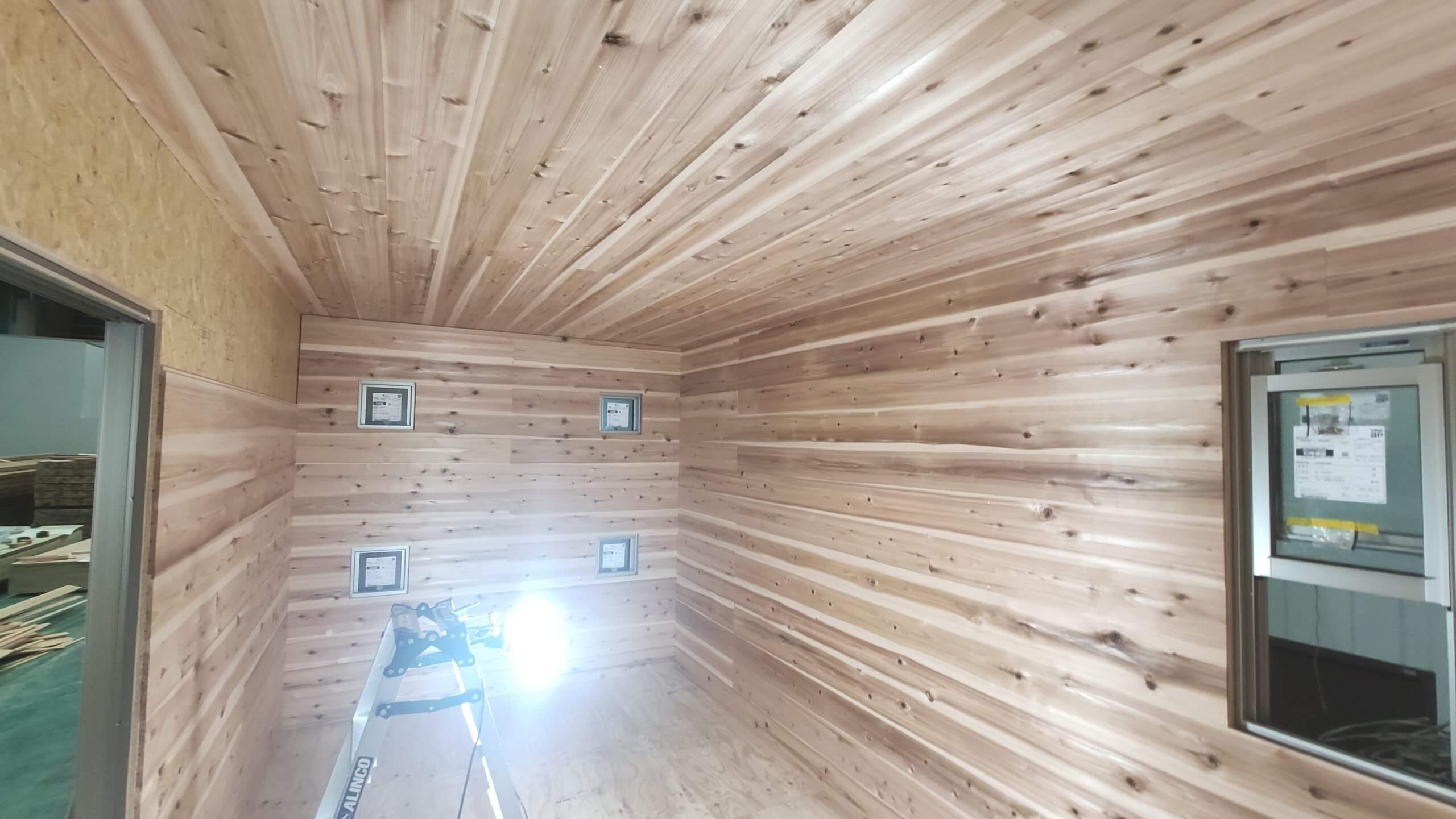 タイニーハウス制作中です オーダーメイドのタイニーハウス ログハウスづくりなら アルプスコーポレーション